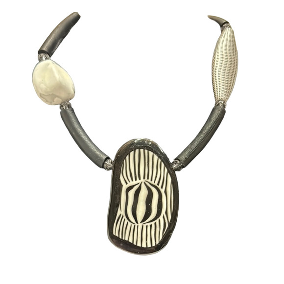 Decouture - Black and White Statement Necklace - Picture 1 of 8